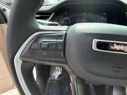 Used 2024 Jeep Grand Cherokee Limited w/ Luxury Tech Group II image 28