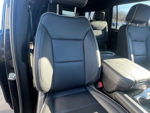 Used 2025 Chevrolet Suburban Premier image 34