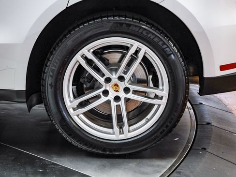 Certified 2025 Porsche Macan AWD/4WD image 9