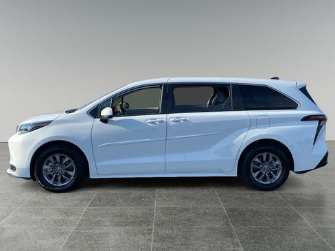 Used 2024 Toyota Sienna LE AWD/4WD image 2