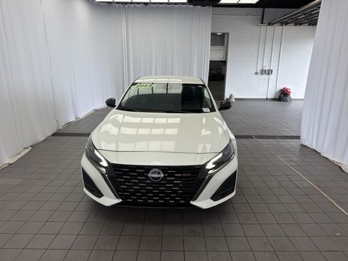 Used 2023 Nissan Altima 2.5 SR FWD image 2