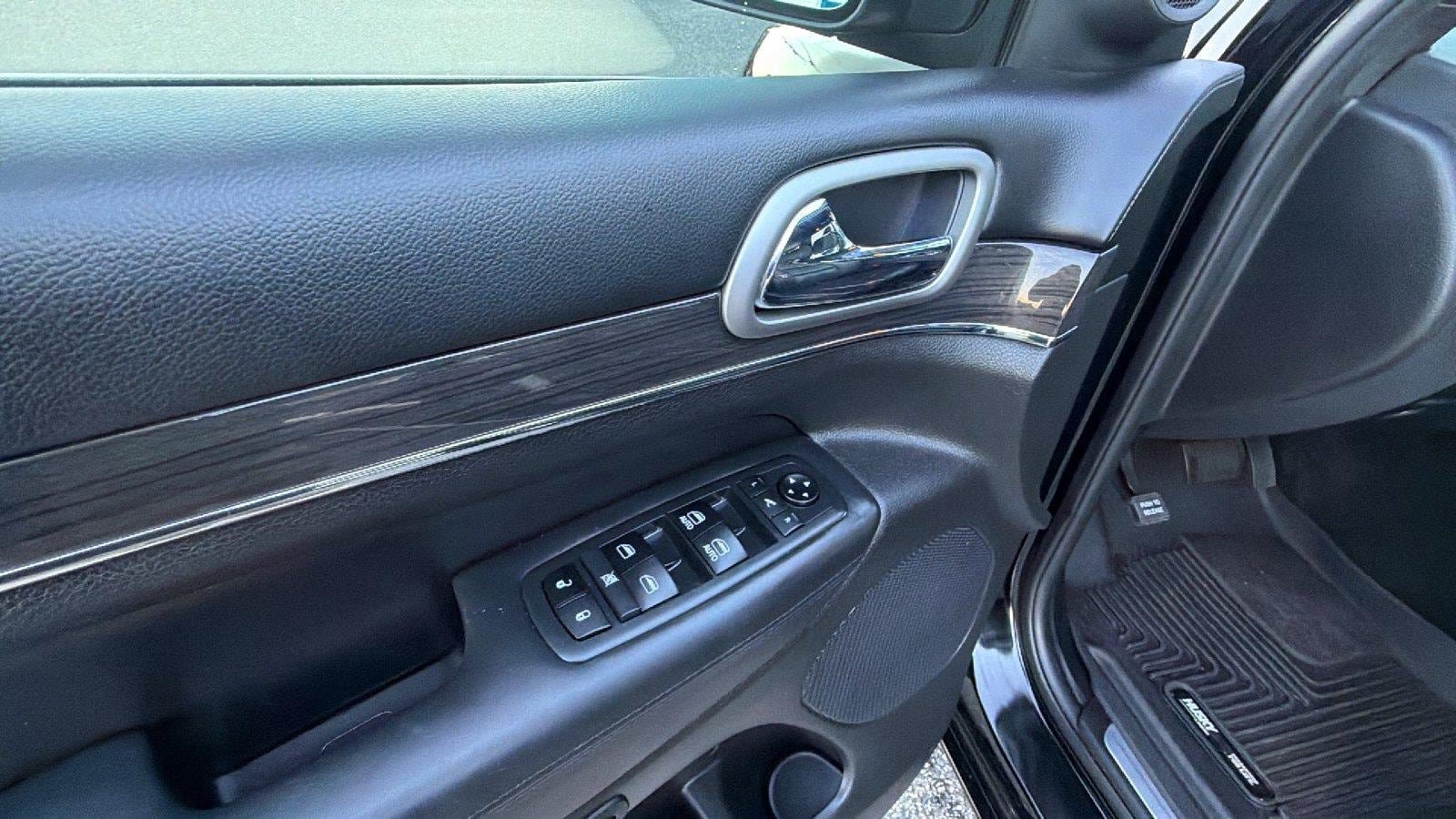 Used 2018 Jeep Grand Cherokee Overland RWD image 16