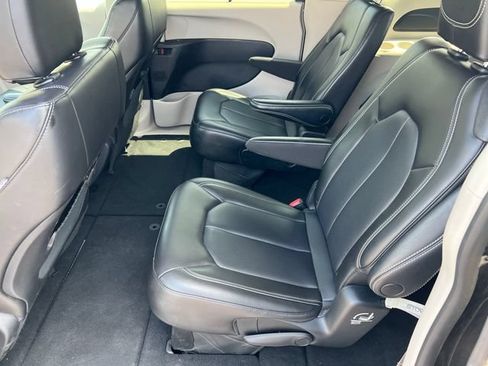 Used 2023 Chrysler Pacifica Touring-L FWD image 21