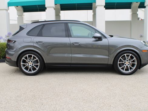 Certified 2025 Porsche Cayenne AWD/4WD image 8