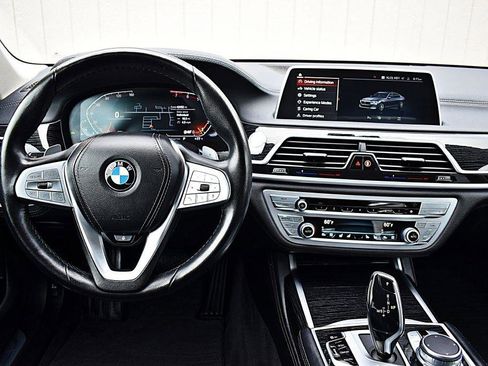 Used 2022 BMW 740i RWD image 25