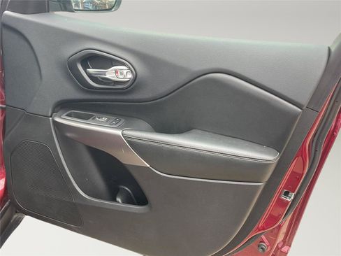Used 2019 Jeep Cherokee Limited AWD/4WD image 9