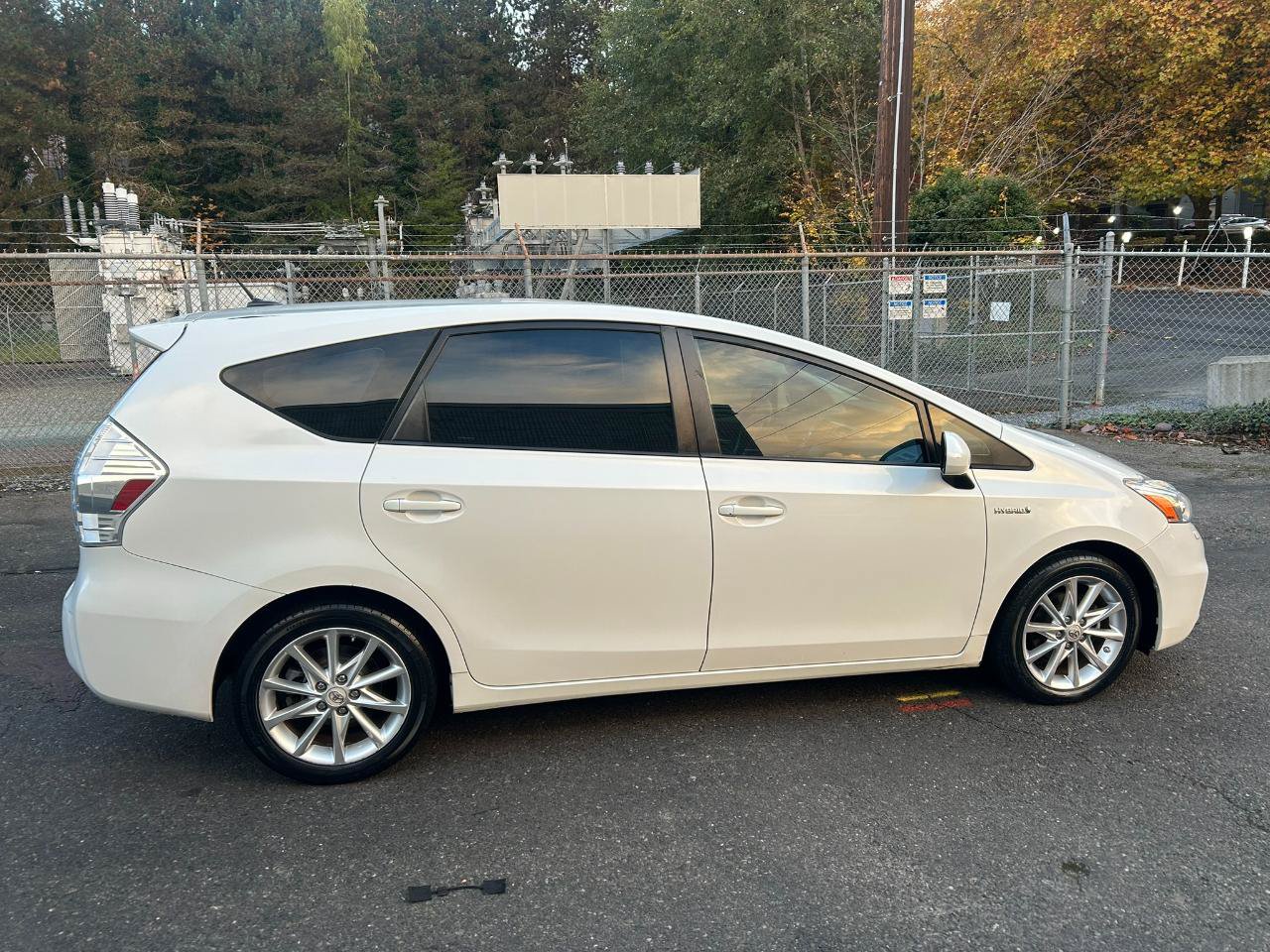 Used 2012 Toyota Prius V Five FWD image 4