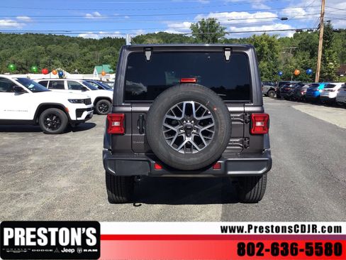 Used 2025 Jeep Wrangler Unlimited Sahara AWD/4WD image 4