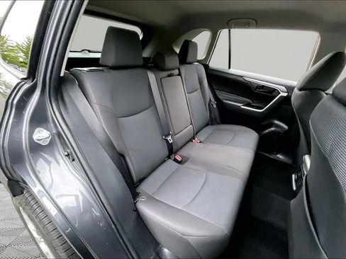Used 2022 Toyota RAV4 LE FWD image 17
