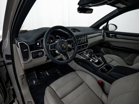 Certified 2023 Porsche Cayenne Platinum Edition AWD/4WD image 4