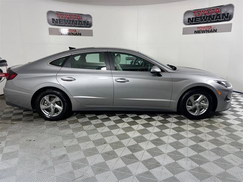 Used 2023 Hyundai Sonata SE image 2