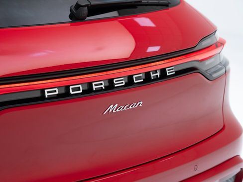 Certified 2025 Porsche Macan image 13