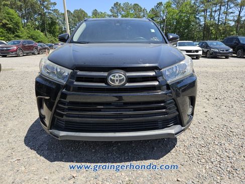Used 2017 Toyota Highlander SE FWD image 3