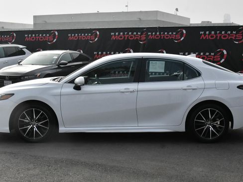 Used 2024 Toyota Camry SE image 4