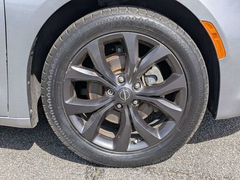 Used 2019 Chrysler Pacifica Touring Plus w/ S Appearance Package image 11