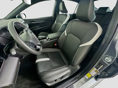 Used 2025 Toyota Camry SE FWD image 13