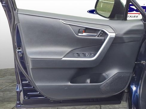 Used 2019 Toyota RAV4 Limited image 12