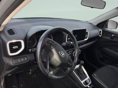 Used 2022 Hyundai Venue Limited image 17