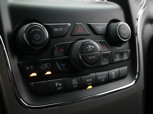 Used 2019 Jeep Grand Cherokee Laredo RWD image 28