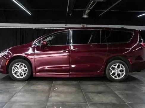 Used 2018 Chrysler Pacifica Touring Plus w/ Tire & Wheel Group FWD image 14