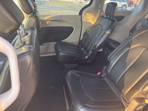 Used 2023 Chrysler Pacifica Touring-L image 7