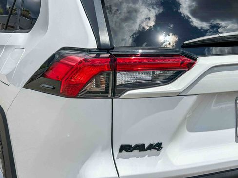 Used 2022 Toyota RAV4 XLE w/ Convenience Package AWD/4WD image 9