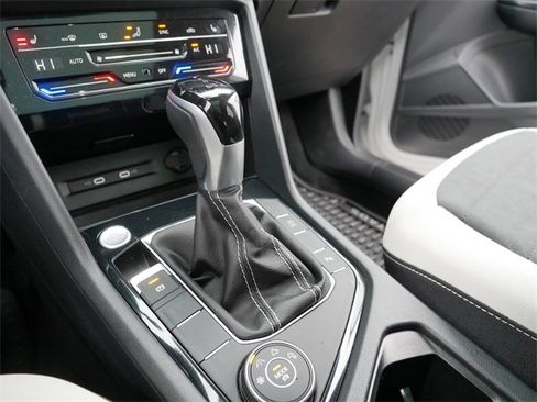 Certified 2025 Volkswagen Taos SE image 30