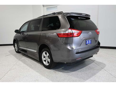 Used 2017 Toyota Sienna LE FWD image 8