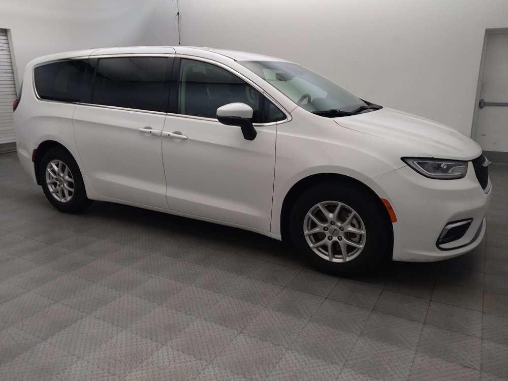 Used 2023 Chrysler Pacifica Touring-L FWD image 11