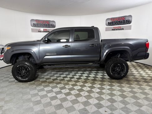 Used 2022 Toyota Tacoma SR5 w/ Technology Package RWD image 6