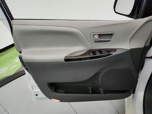 Used 2018 Toyota Sienna XLE image 23