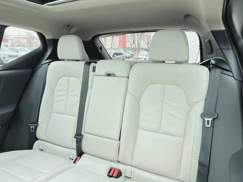 Used 2023 Volvo XC40 B5 Plus image 25