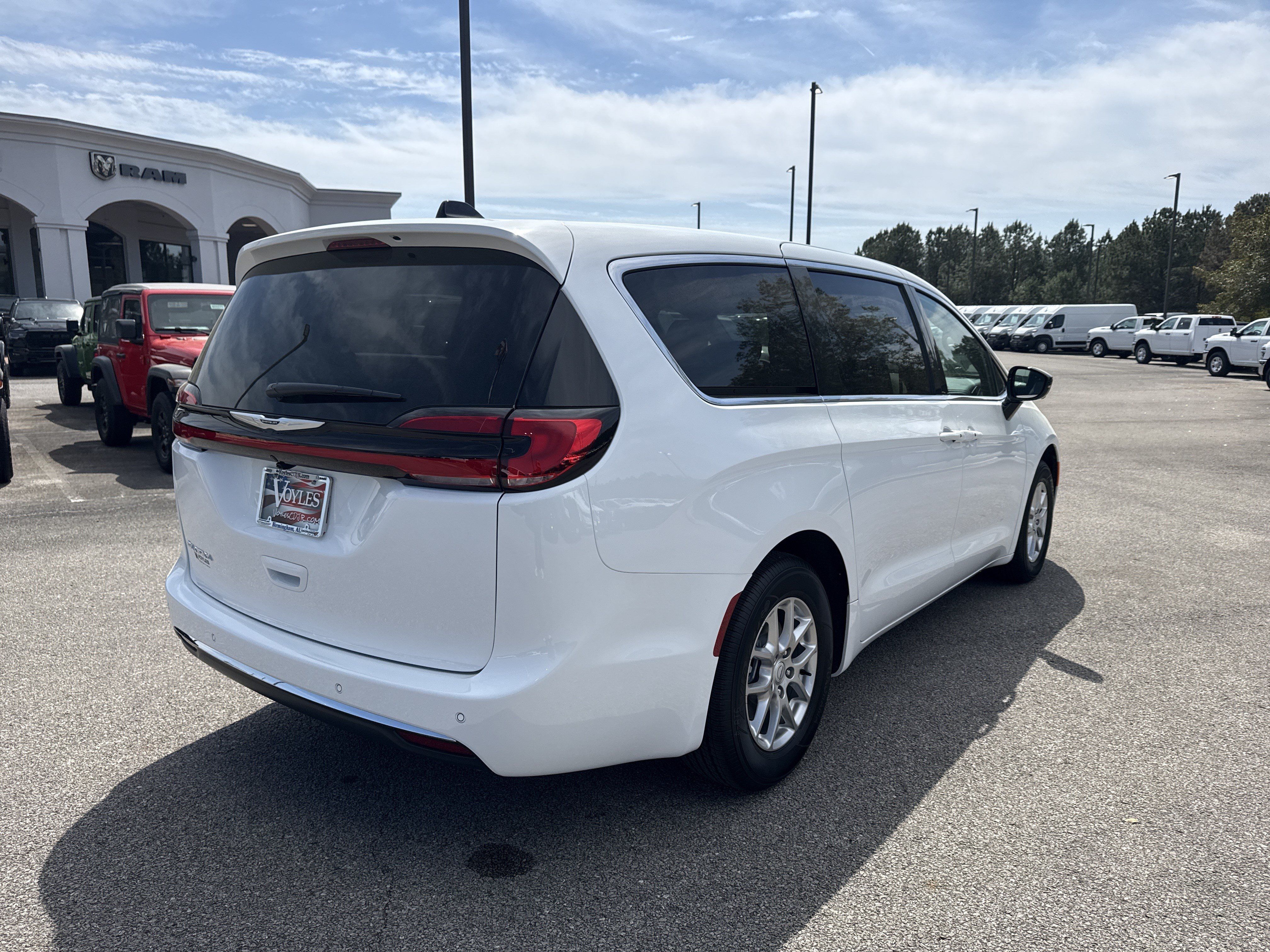 New 2026 Chrysler Pacifica Select FWD image 7