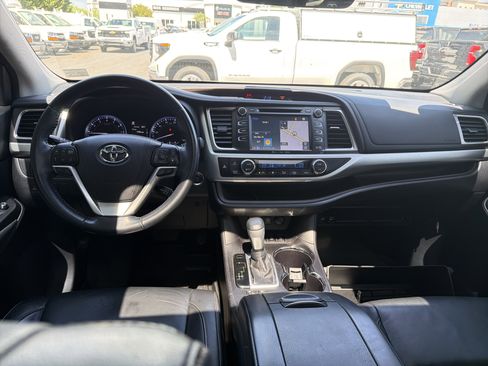 Used 2018 Toyota Highlander XLE image 29