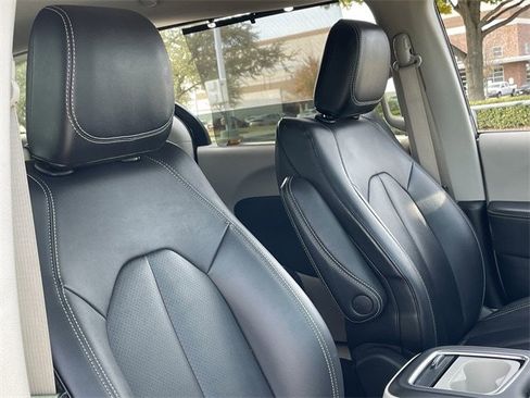 Used 2024 Chrysler Pacifica Touring-L image 25