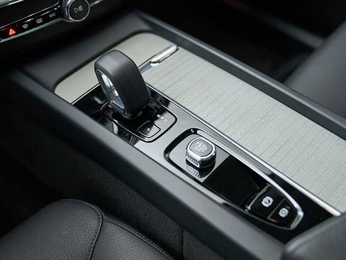 Certified 2025 Volvo XC60 B5 Plus AWD/4WD image 17