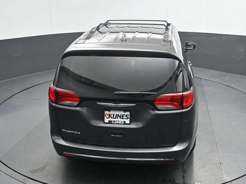 Used 2018 Chrysler Pacifica Touring-L FWD image 11