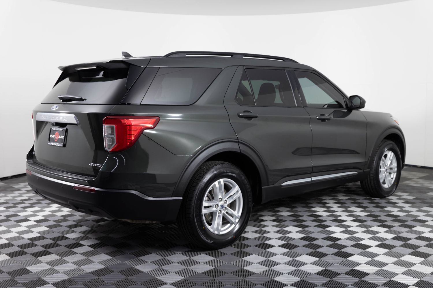Used 2023 Ford Explorer XLT AWD/4WD image 8