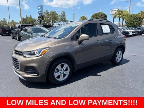 Used 2021 Chevrolet Trax LT w/ LT Convenience Package FWD image 3
