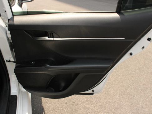 Used 2019 Toyota Camry SE FWD image 17