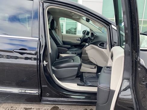 Used 2024 Chrysler Pacifica Touring-L FWD image 33