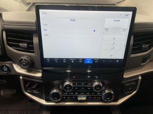 Used 2022 Ford Expedition XLT image 4