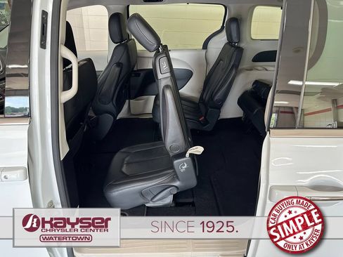 Used 2020 Chrysler Pacifica Touring-L FWD image 37