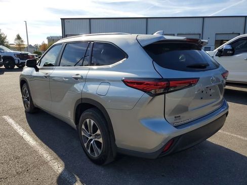 Used 2023 Toyota Highlander XLE image 3