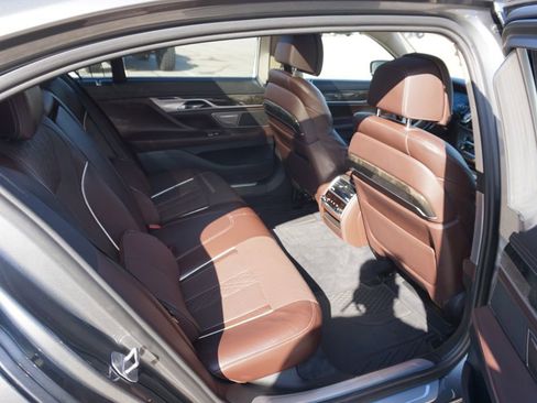 Used 2017 BMW 740i image 29