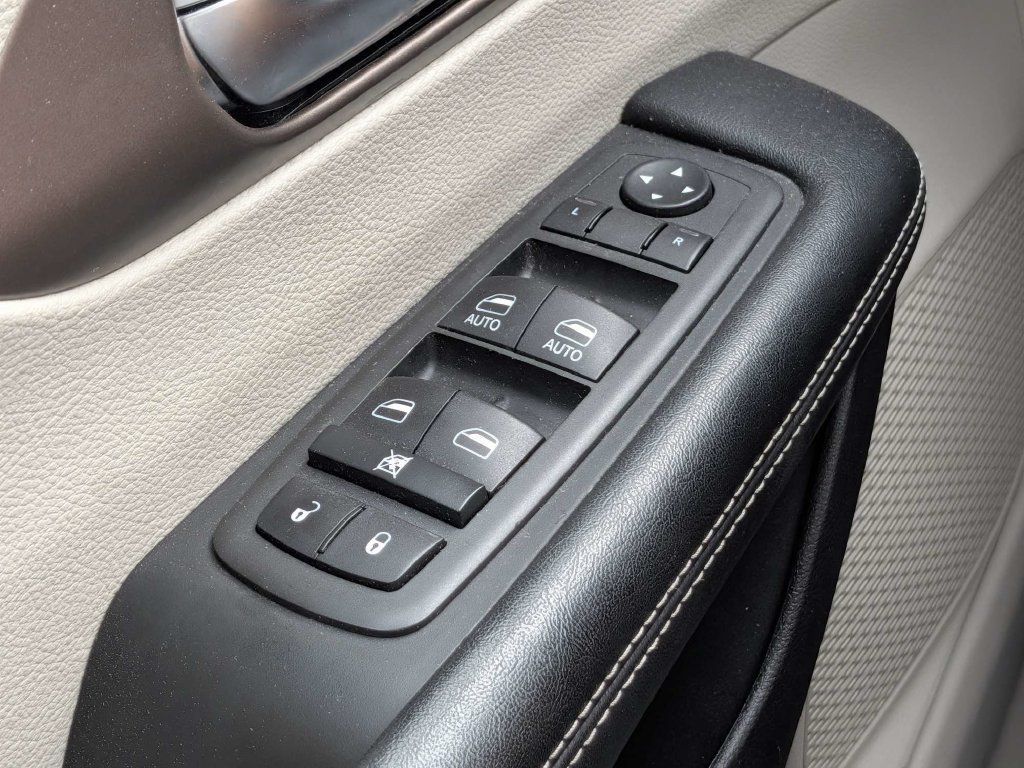 Used 2022 Chrysler Voyager LX FWD image 25