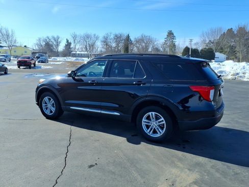 Used 2022 Ford Explorer XLT AWD/4WD image 3