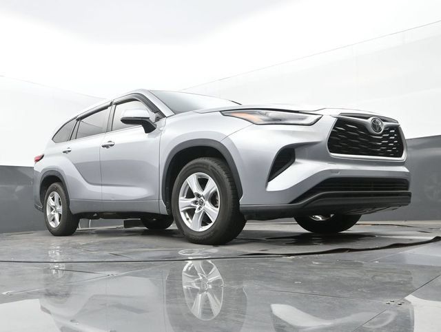 Used 2023 Toyota Highlander L FWD image 9