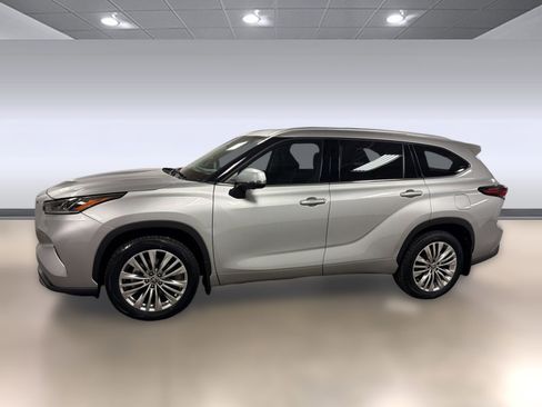 Used 2024 Toyota Highlander Platinum FWD image 2
