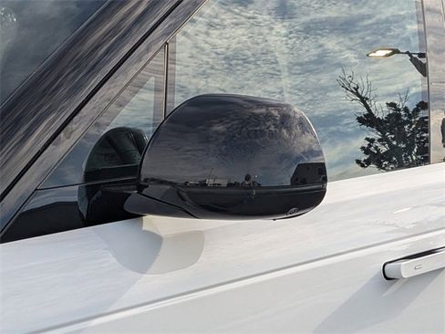 Used 2025 Land Rover Range Rover Sport image 10
